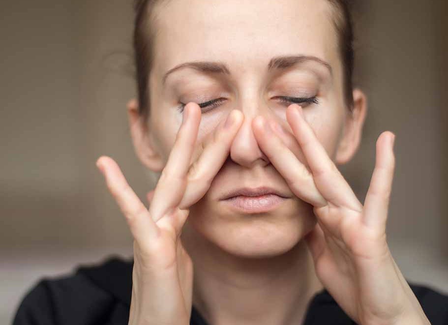 Как заставить себя чихнуть специально, как вызвать у ребёнка чих