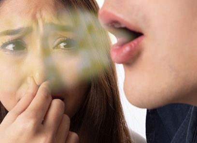 Галитоз — неприятный запах изо рта, из-за чего появляется и как его лечить